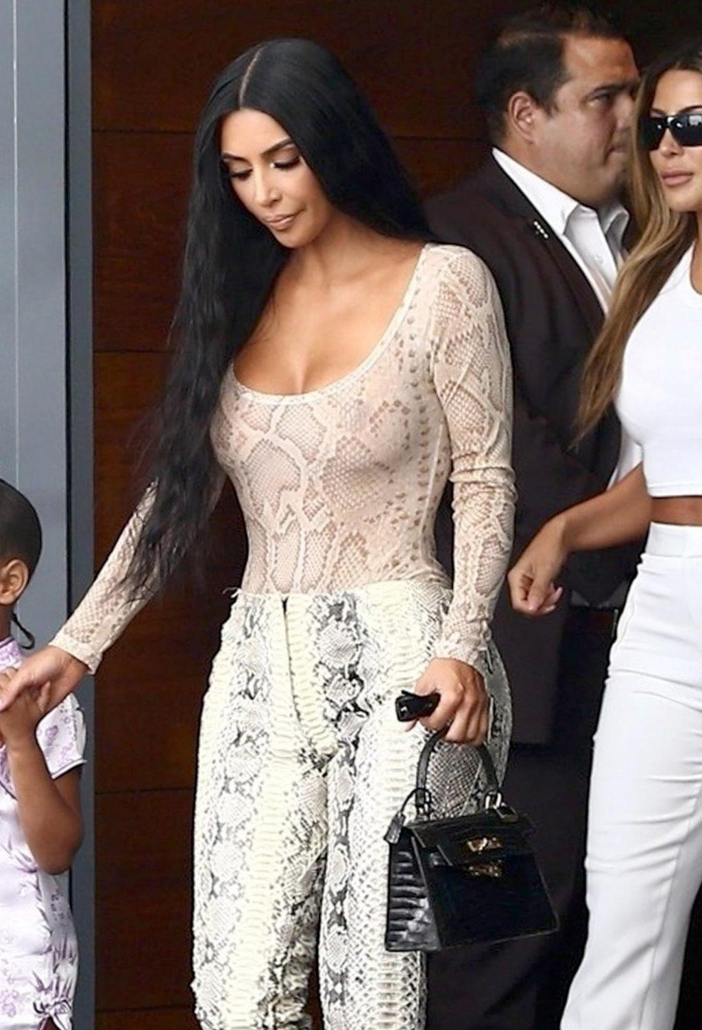 25P Kim Kardashian Cleavage