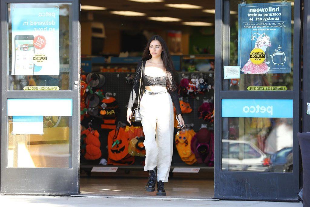 25P Madison Beer Cleavage
