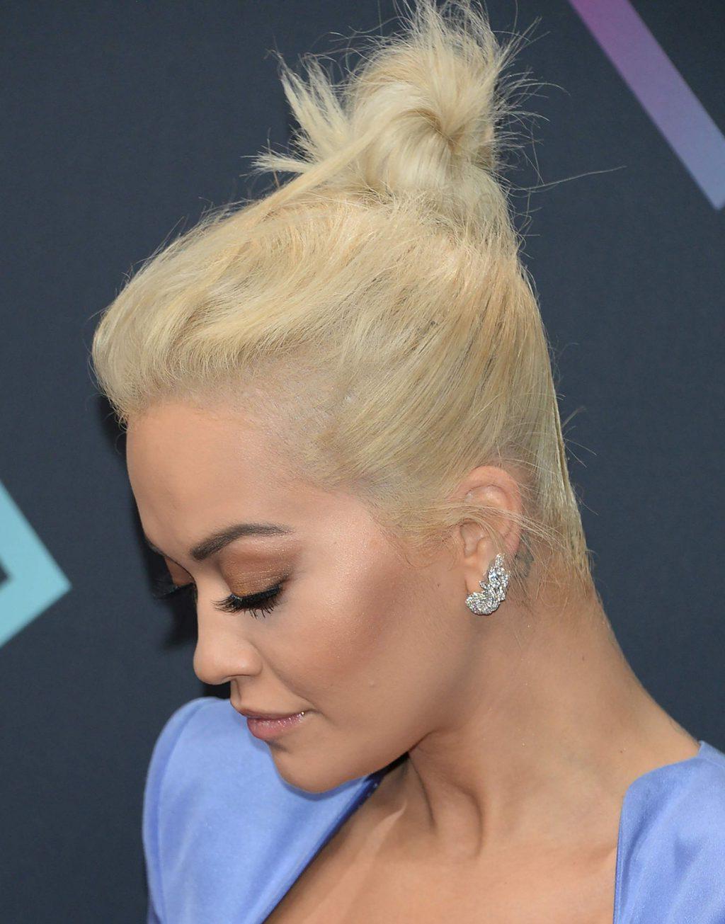 25P Rita Ora Cleavage