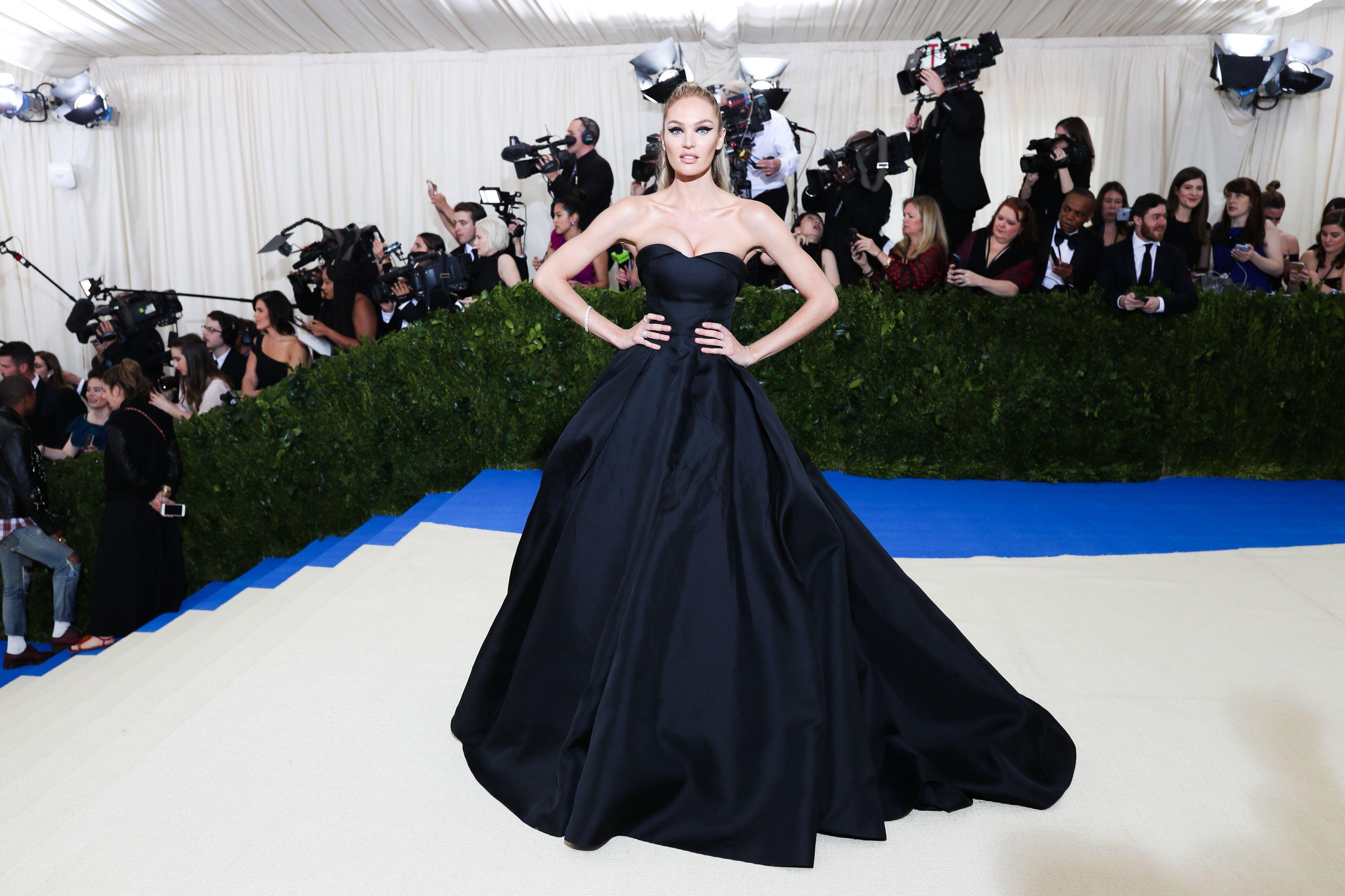 16P Candice Swanepoel Hot Cleavage Pics