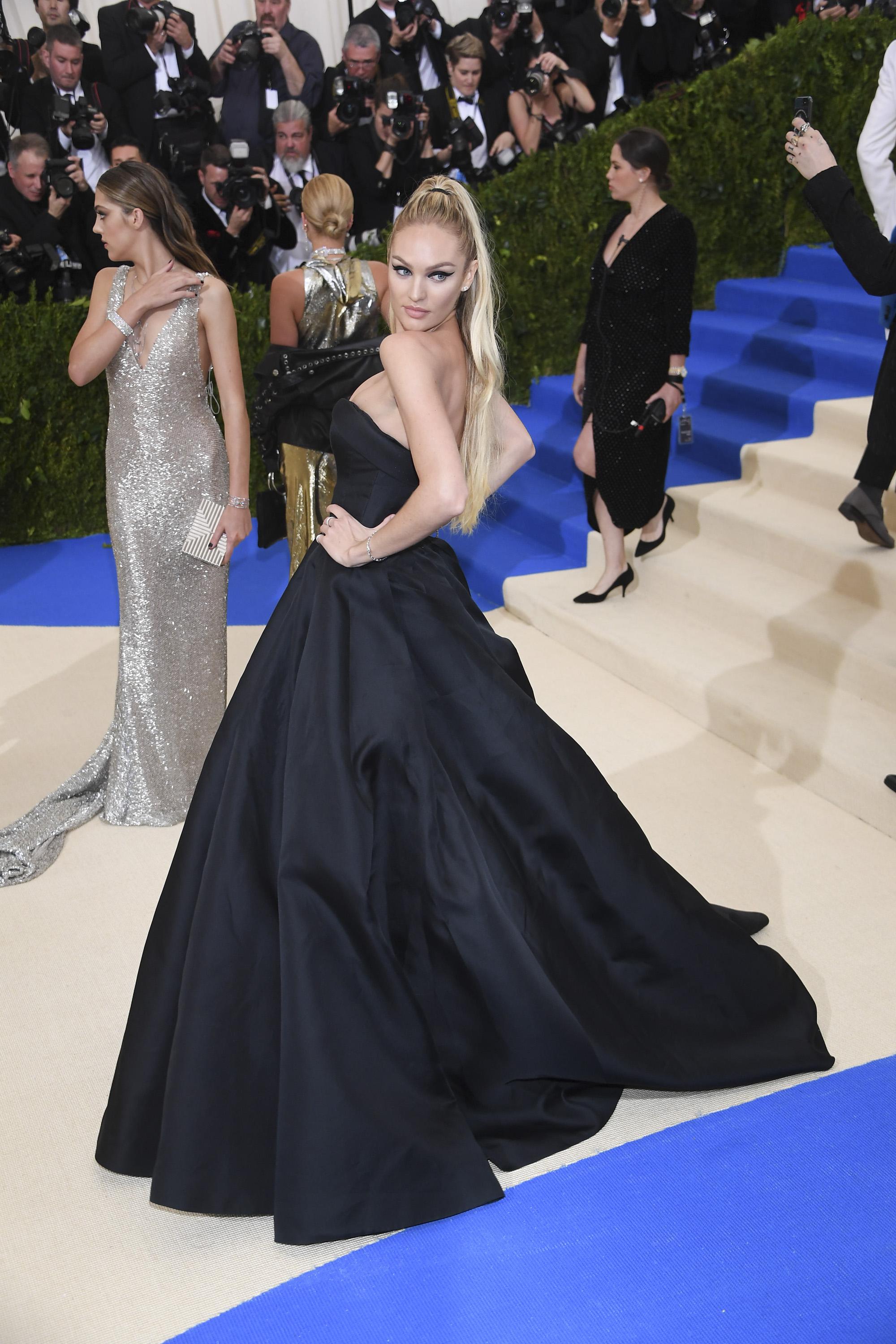 16P Candice Swanepoel Hot Cleavage Pics