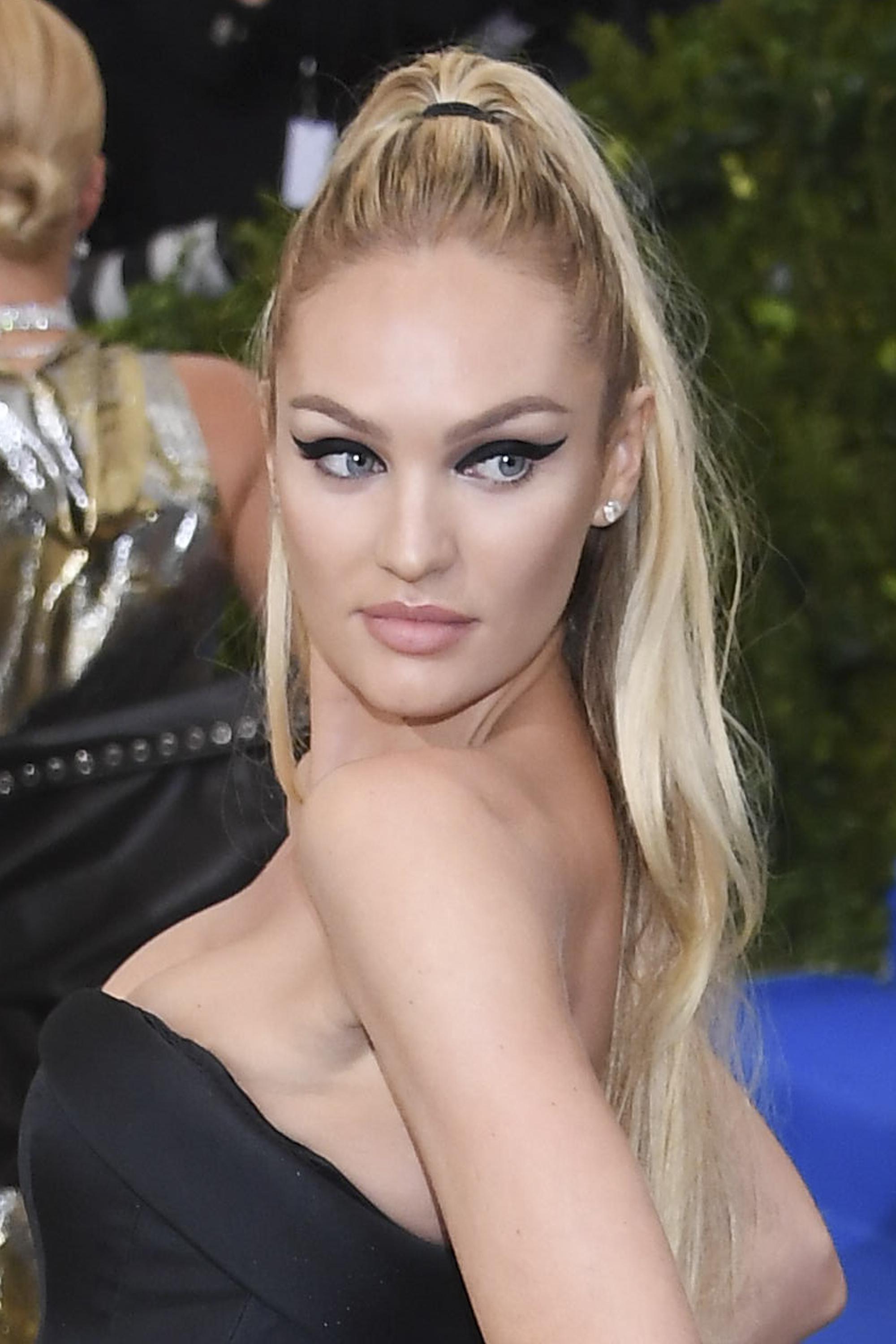 16P Candice Swanepoel Hot Cleavage Pics