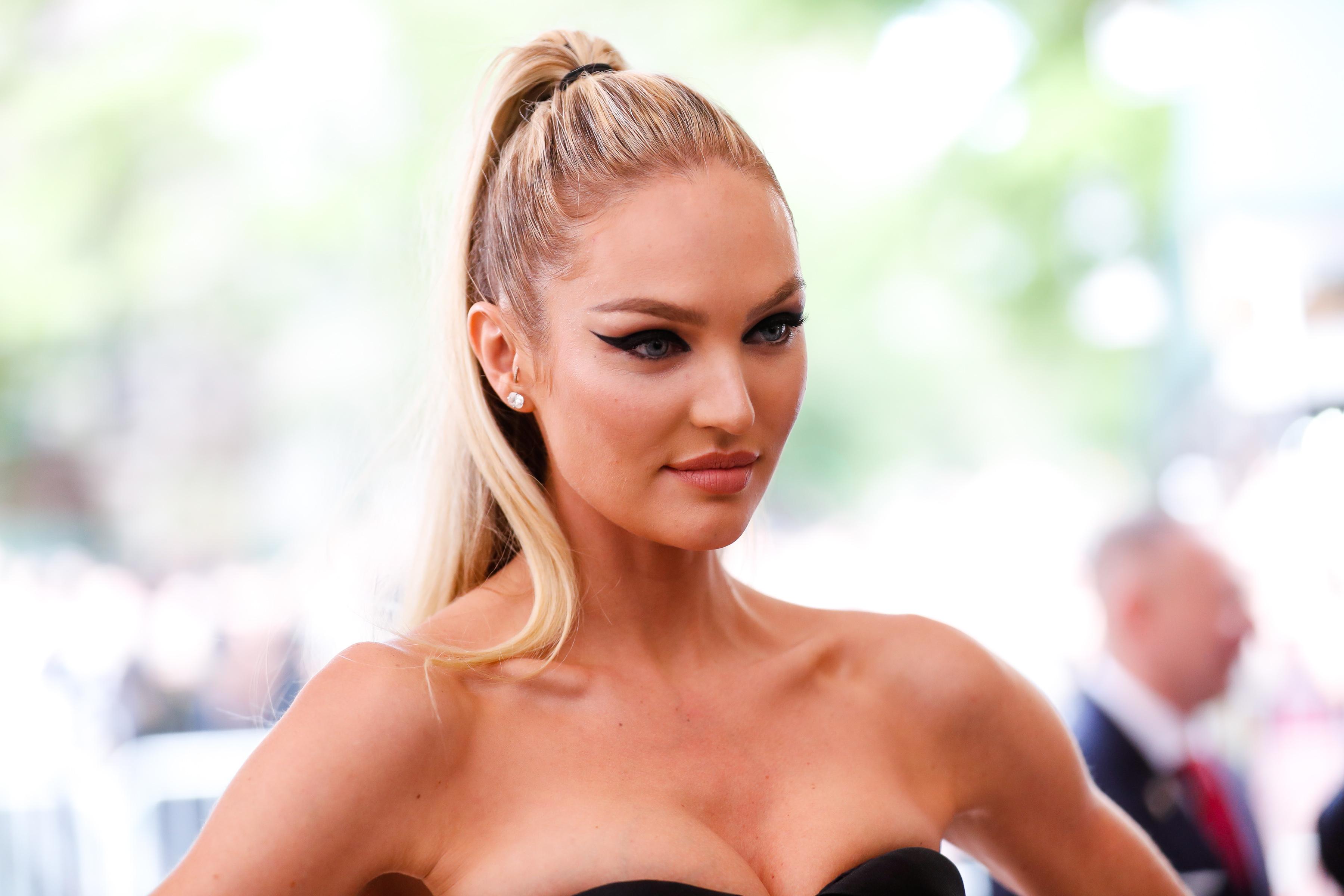 16P Candice Swanepoel Hot Cleavage Pics