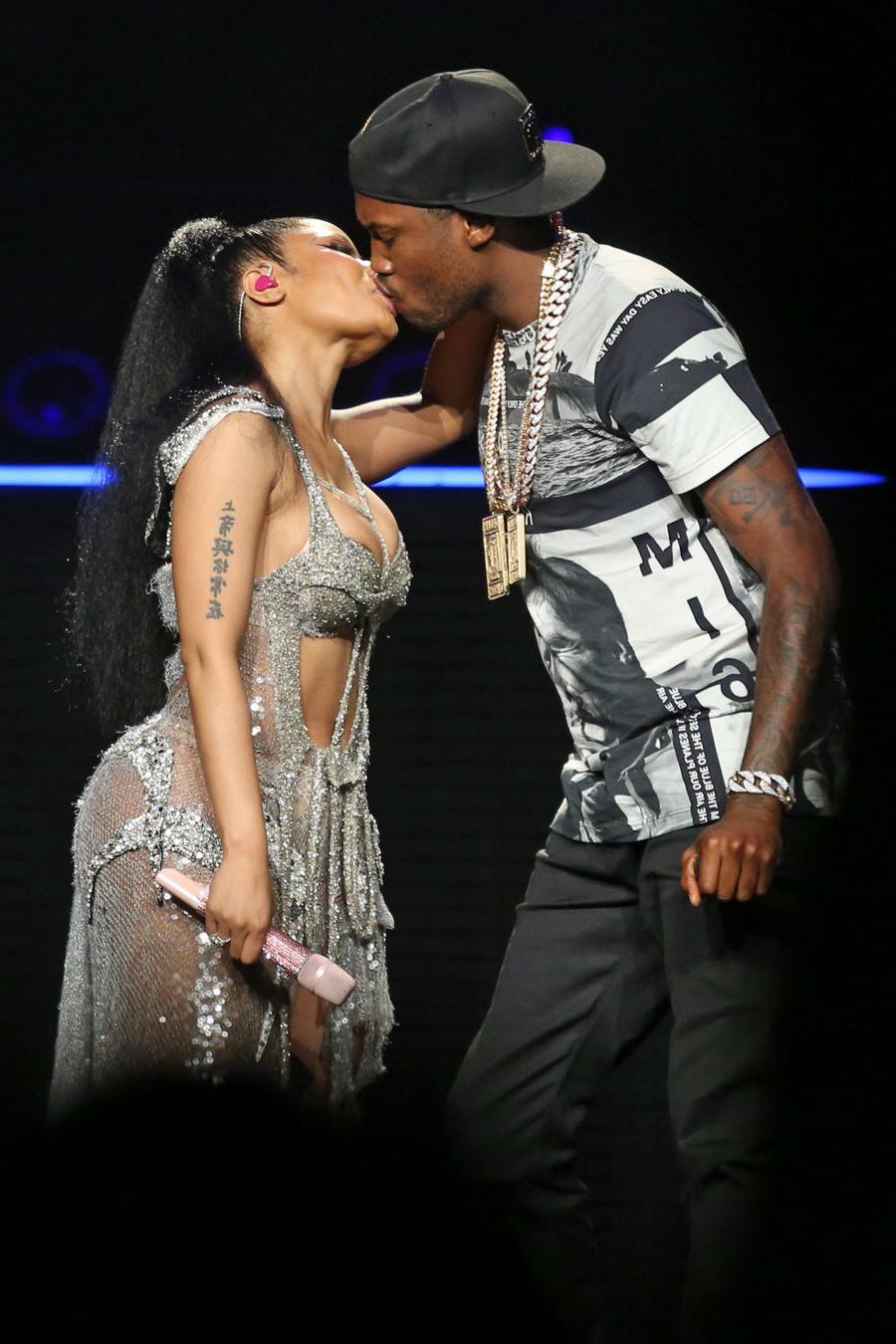 6P Nicki Minaj’s cleavage pics