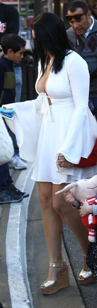 6P Ariel Winter Cleavage Photos