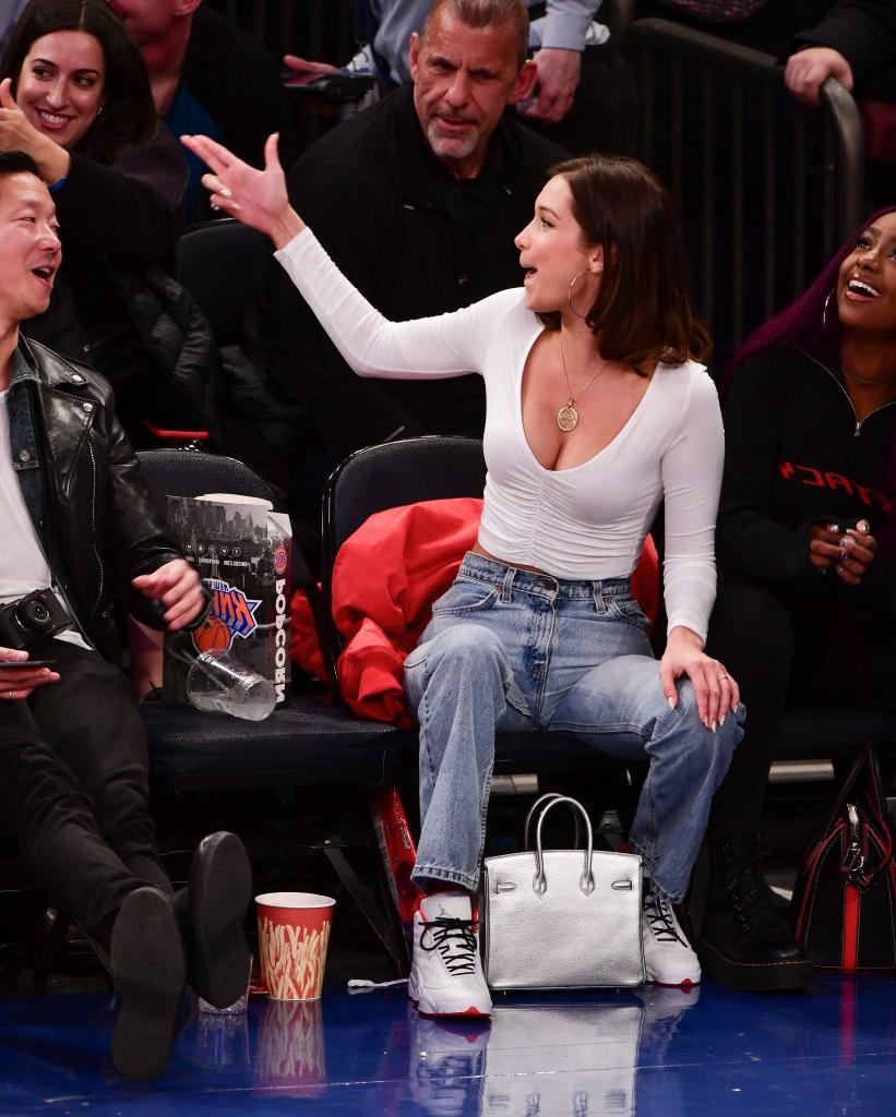 25P Bella Hadid Cleavage
