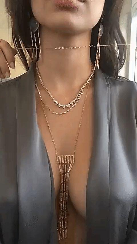 5P Cleavage pics of Emily Ratajkowski