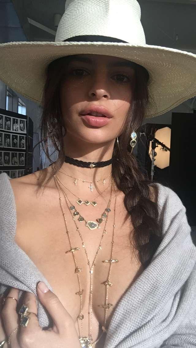 5P Cleavage pics of Emily Ratajkowski