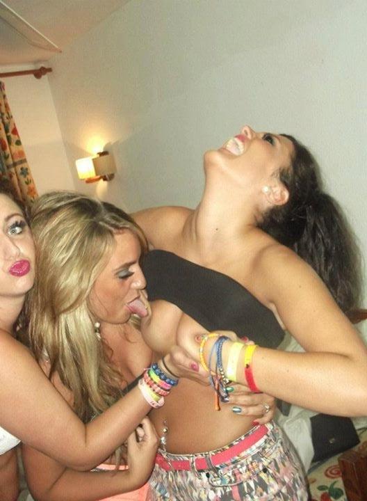 25P ladies kissing ladies