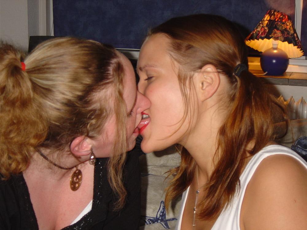 25P ladies kissing ladies