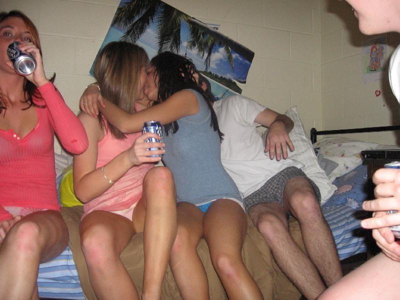 25P ladies kissing ladies
