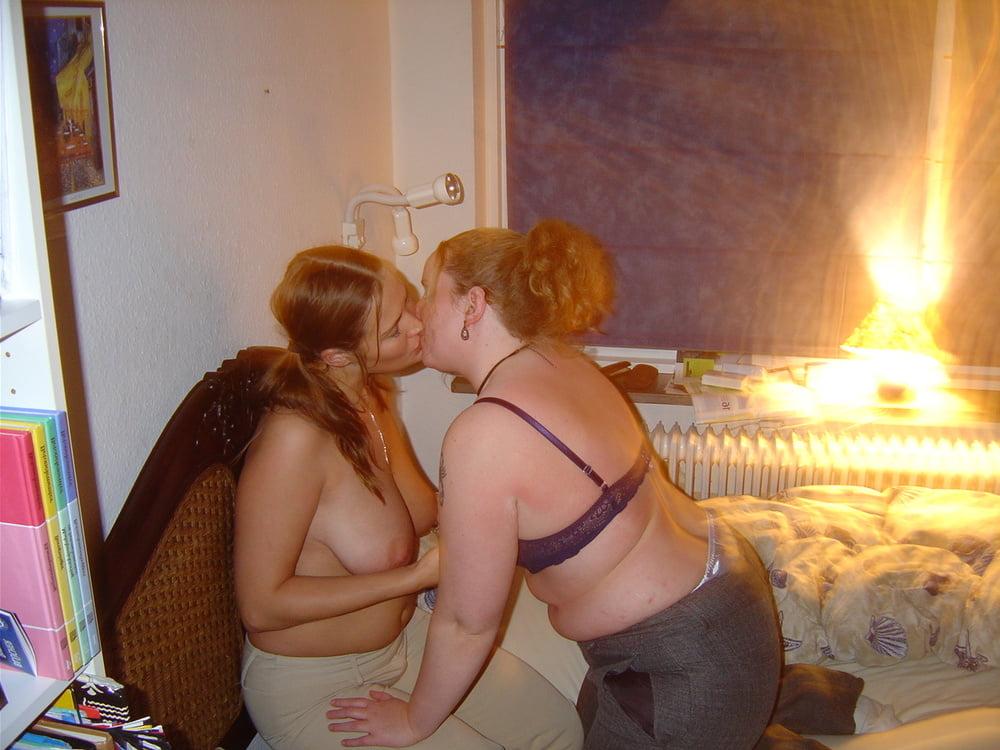 25P ladies kissing ladies