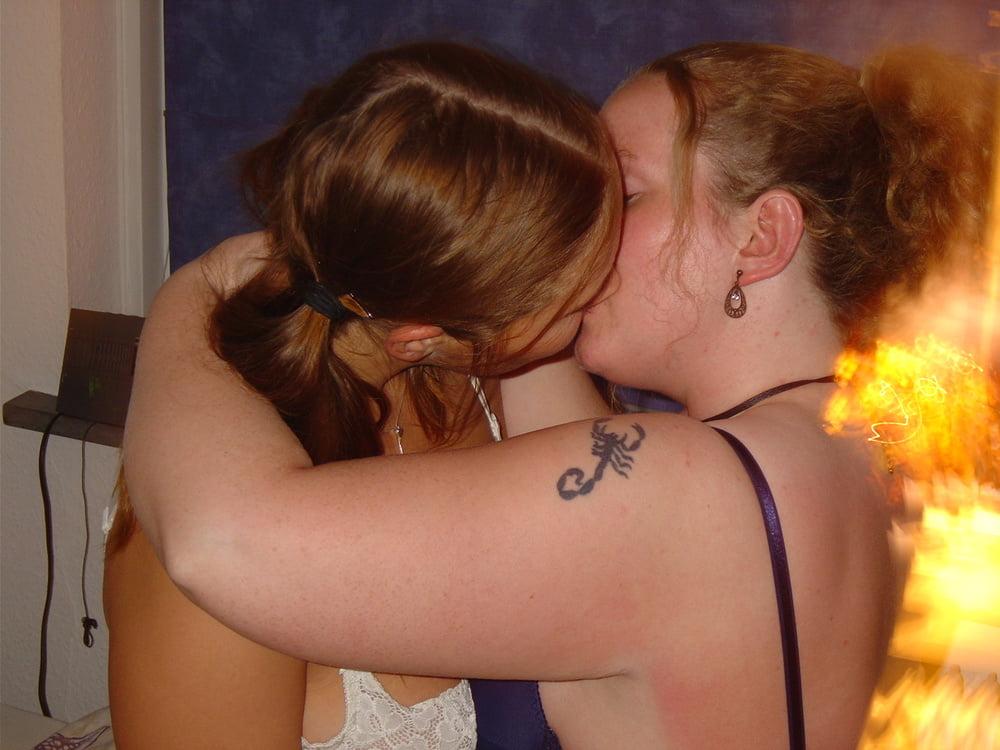 25P ladies kissing ladies