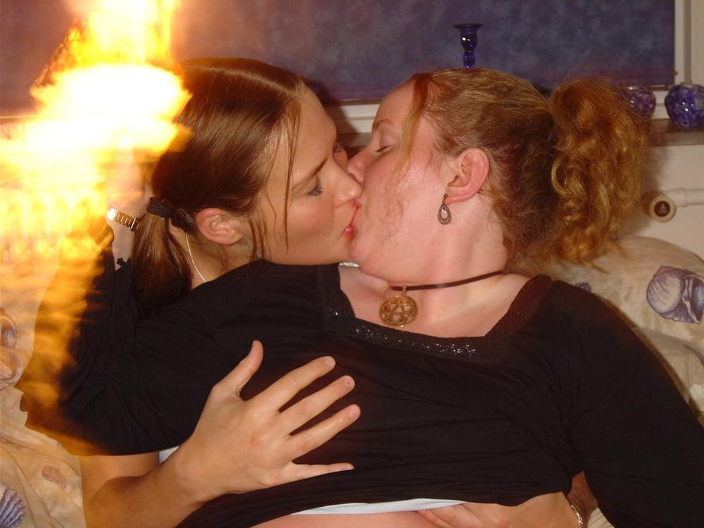 25P ladies kissing ladies
