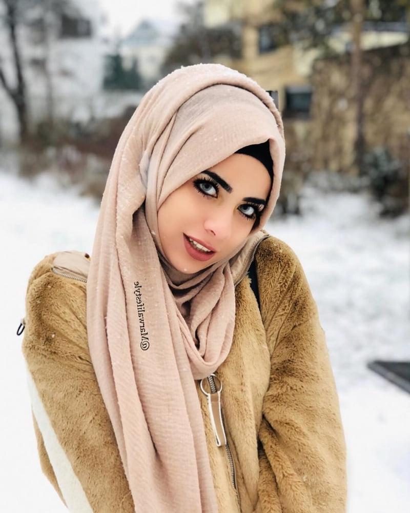 25P Sexy Syrian Instagram Hijab Lady