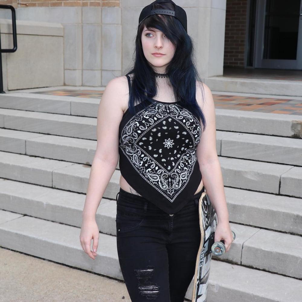 25P Thick Goth Slut Heather