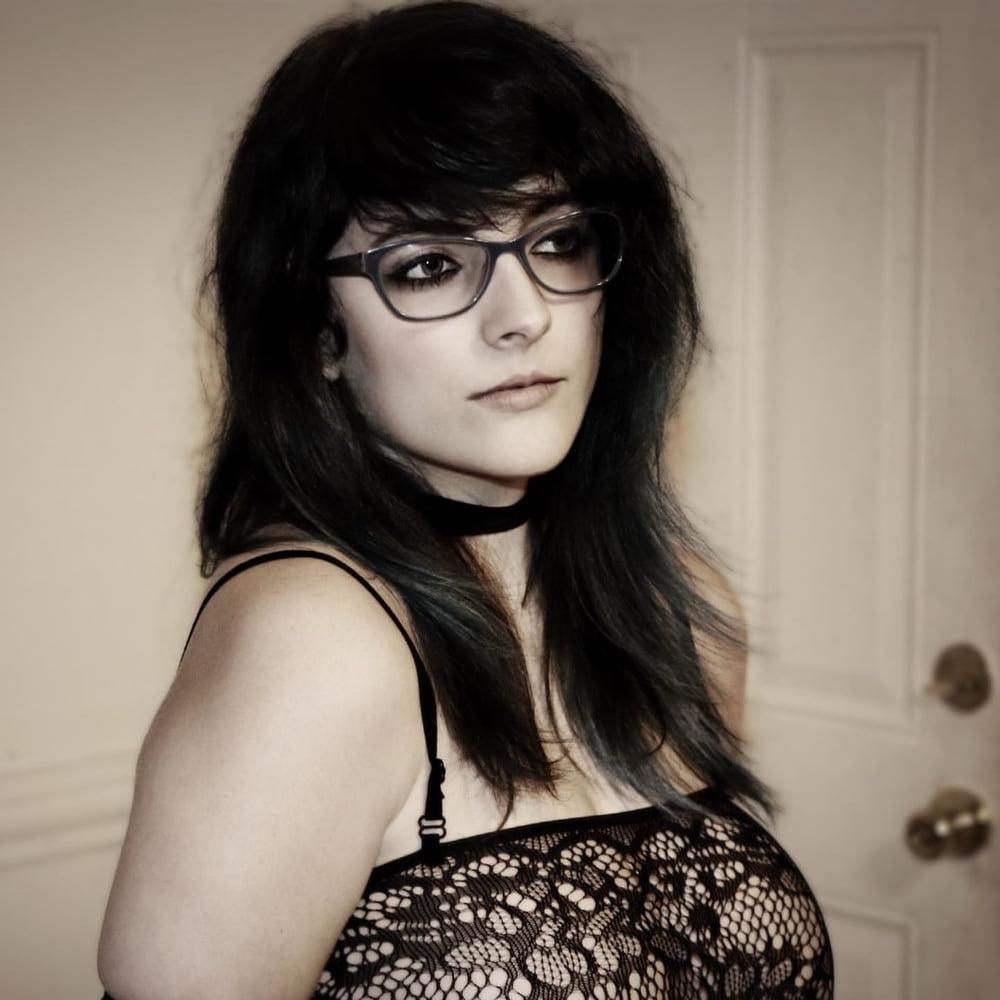 25P Thick Goth Slut Heather