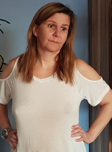 20P Mature ladies braless cleavage pokies 208
