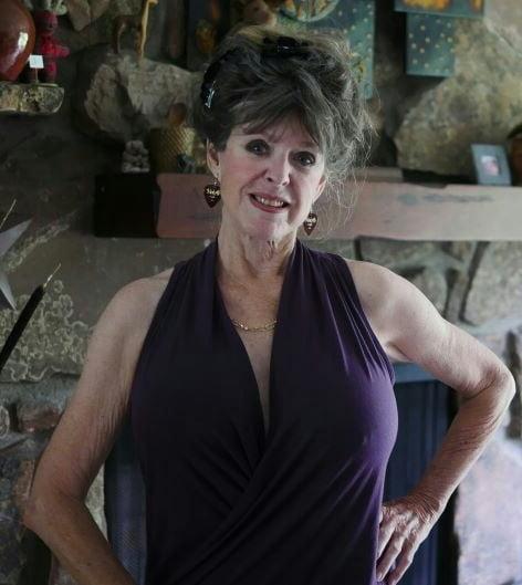 20P Mature ladies braless cleavage pokies 208