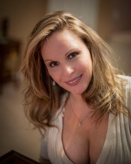 20P Mature ladies braless cleavage pokies 208