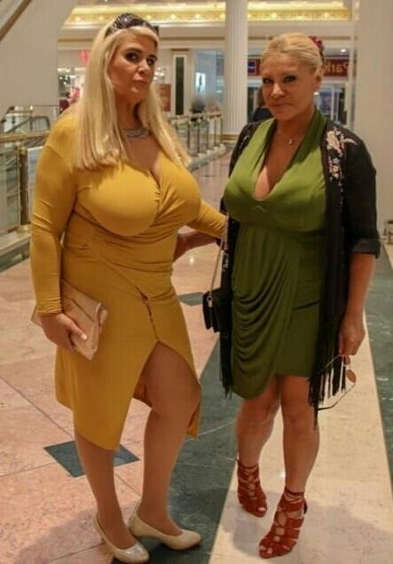 20P Mature ladies braless cleavage pokies 208