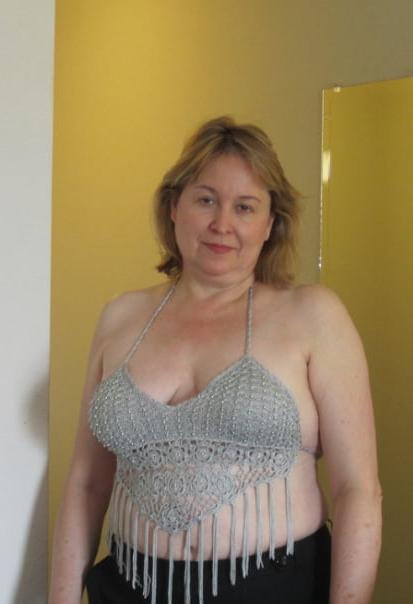 20P Mature ladies braless cleavage pokies 208