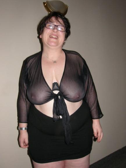 20P Mature ladies braless cleavage pokies 208
