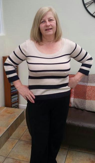 20P Mature ladies braless cleavage pokies 208
