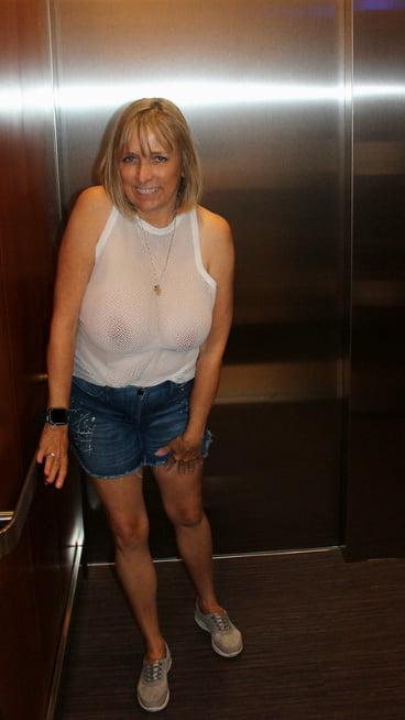 20P Mature ladies braless cleavage pokies 208