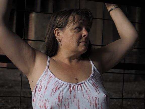 20P Mature ladies braless cleavage pokies 208
