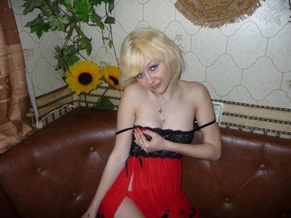 25P Yanin striptease in the kitchen