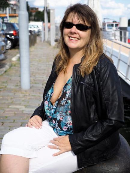 20P Mature ladies braless cleavage pokies 207