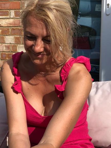 20P Mature ladies braless cleavage pokies 207
