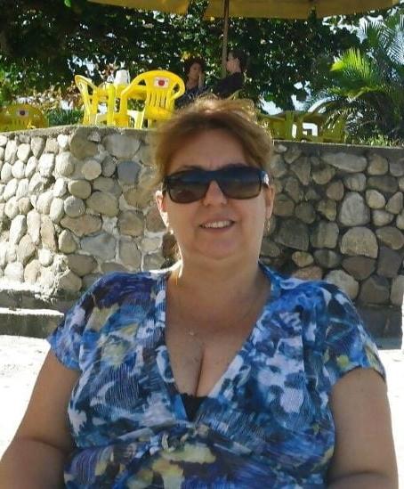20P Mature ladies braless cleavage pokies 207