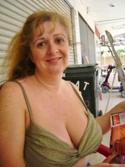 20P Mature ladies braless cleavage pokies 207