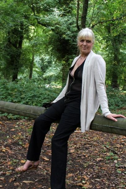 20P Mature ladies braless cleavage pokies 207