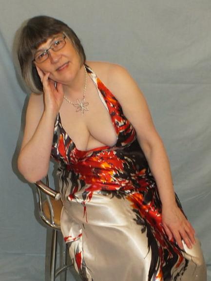20P Mature ladies braless cleavage pokies 206