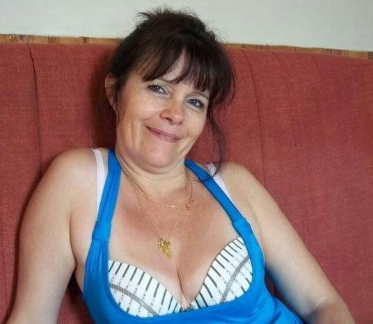 20P Mature ladies braless cleavage pokies 206
