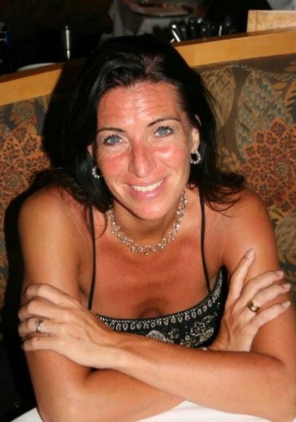 20P Mature ladies braless cleavage pokies 206