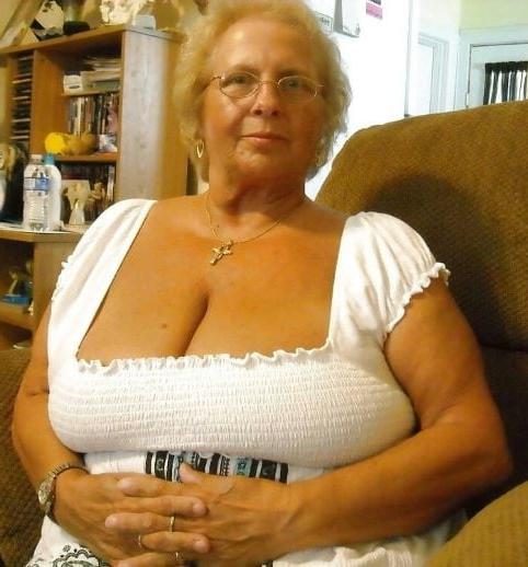 20P Mature ladies braless cleavage pokies 206