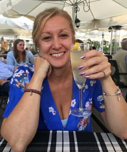 20P Mature ladies braless cleavage pokies 206