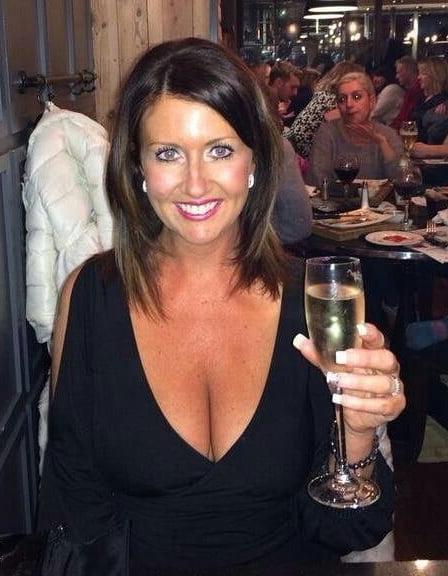 20P Mature ladies braless cleavage pokies 206