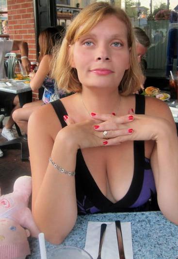20P Mature ladies braless cleavage pokies 206