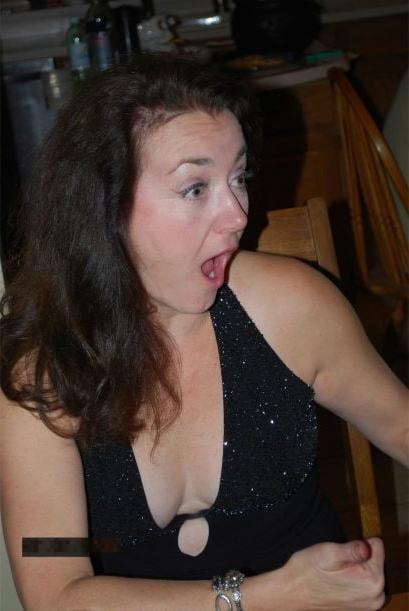 20P Mature ladies braless cleavage pokies 206