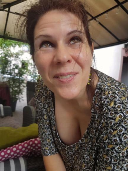 20P Mature ladies braless cleavage pokies 206