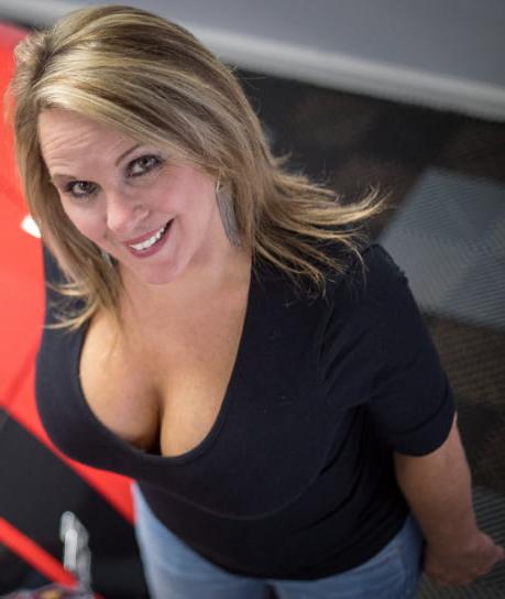 20P Mature ladies braless cleavage pokies 205