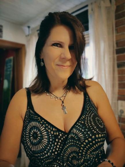 20P Mature ladies braless cleavage pokies 205