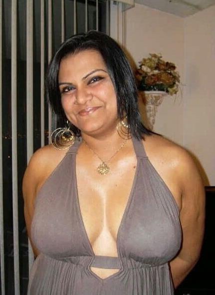 20P Mature ladies braless cleavage pokies 205
