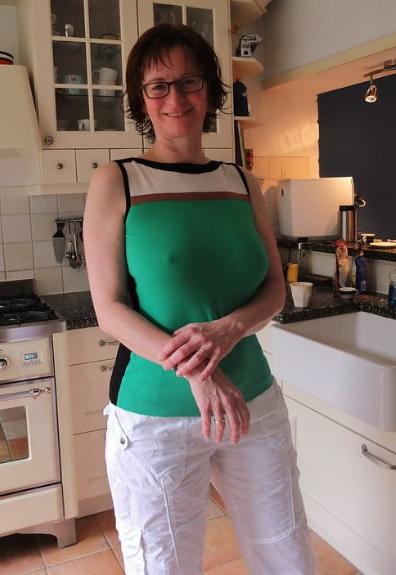 20P Mature ladies braless cleavage pokies 205
