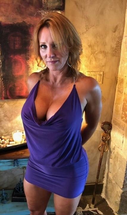 20P Mature ladies braless cleavage pokies 205